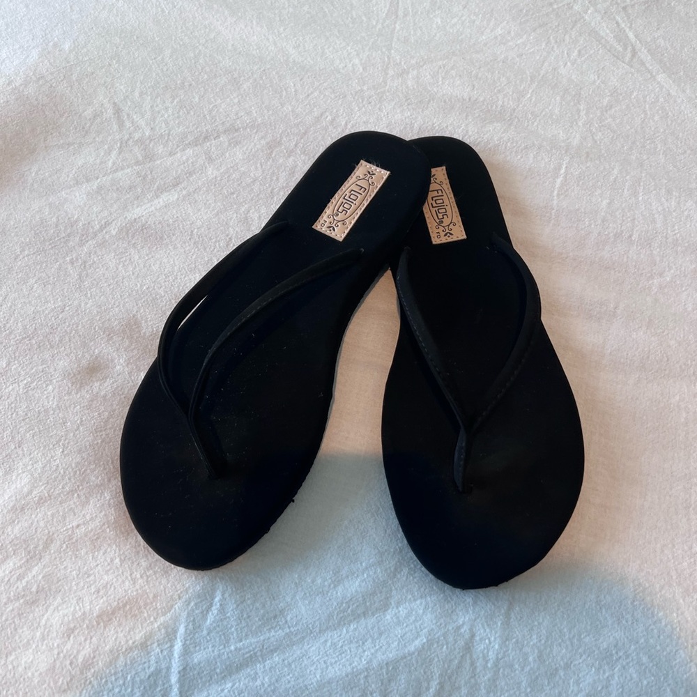 Stylish Black Flip Flops Flojos